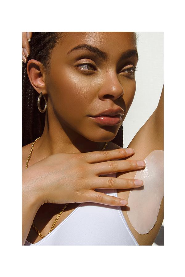 Female with arm up to reveal ingrown hair mask by Flaunt Body for smooth skin free of redness and bumps after shaving underarms.